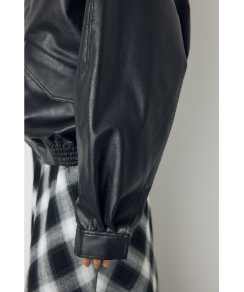 AZUL by moussy（アズールバイマウジー）の「【不動の人気アウターがついに予約開始】フェイクレザー/スエード2WAYファー付ブルゾン　秋服　冬服　ファー取り外し可　2サイズ着丈差【身長/骨格別着用画像あり】（ブルゾン・レディース・ダークブラウン/ベージュ/ブラック/ブラック系その他2・MEDIUM/SMALL）」の12枚目の写真