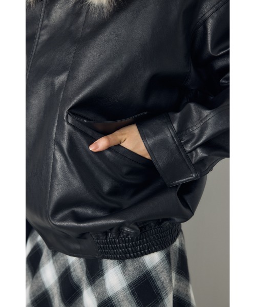 AZUL by moussy（アズールバイマウジー）の「【不動の人気アウターがついに予約開始】フェイクレザー/スエード2WAYファー付ブルゾン　秋服　冬服　ファー取り外し可　2サイズ着丈差【身長/骨格別着用画像あり】（ブルゾン・レディース・ダークブラウン/ベージュ/ブラック/ブラック系その他2・MEDIUM/SMALL）」の13枚目の写真