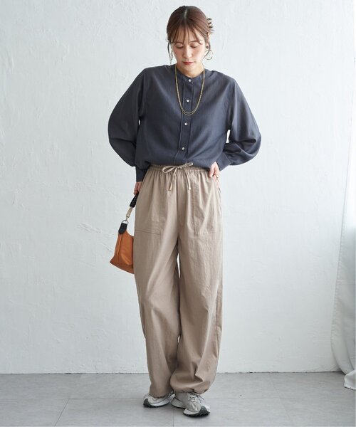 ikka(イッカ)の「前後2WAYバンドカラーシャツ(シャツ/ブラウス・レディース・グリーン/オフホワイト/ピンク/グレイッシュベージュ/チャコール/ブルー・M/L)」の18枚目の写真