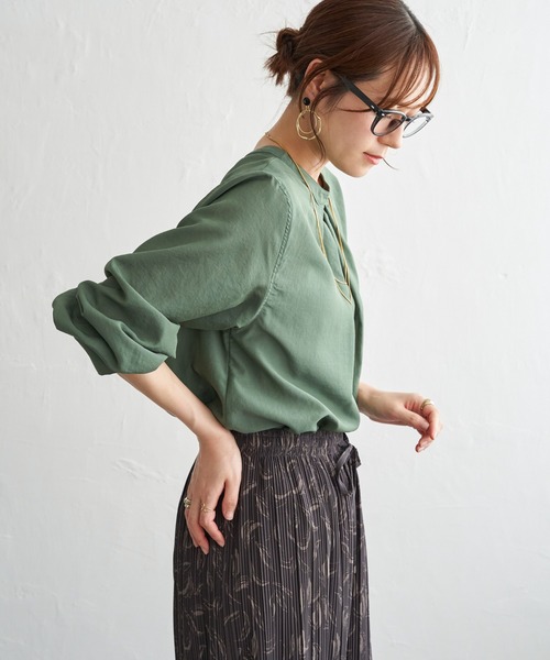 ikka(イッカ)の「前後2WAYバンドカラーシャツ(シャツ/ブラウス・レディース・グリーン/オフホワイト/ピンク/グレイッシュベージュ/チャコール/ブルー・M/L)」の4枚目の写真