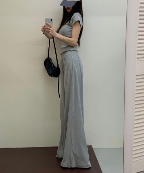 FAVORITO（ファヴォリート）の「Vネックトップスパンツセットアップ（セットアップ・レディース・ブラック/グレー・F）」の16枚目の写真
