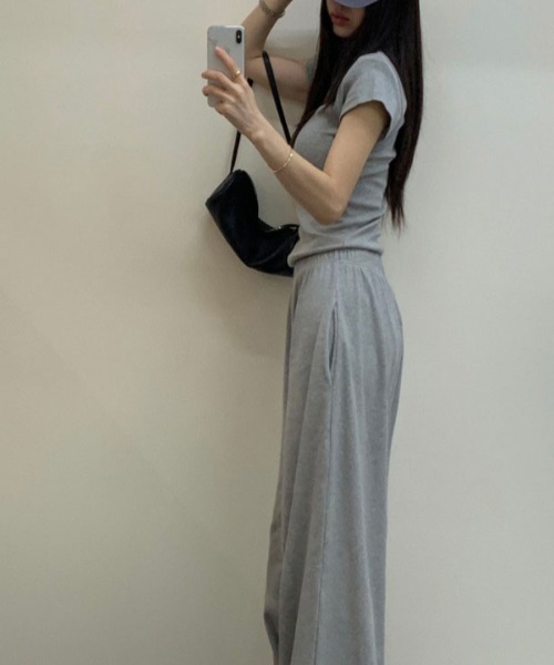 FAVORITO（ファヴォリート）の「Vネックトップスパンツセットアップ（セットアップ・レディース・ブラック/グレー・F）」の19枚目の写真