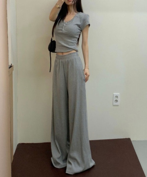 FAVORITO（ファヴォリート）の「Vネックトップスパンツセットアップ（セットアップ・レディース・ブラック/グレー・F）」の21枚目の写真