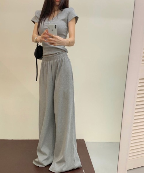 FAVORITO（ファヴォリート）の「Vネックトップスパンツセットアップ（セットアップ・レディース・ブラック/グレー・F）」の18枚目の写真