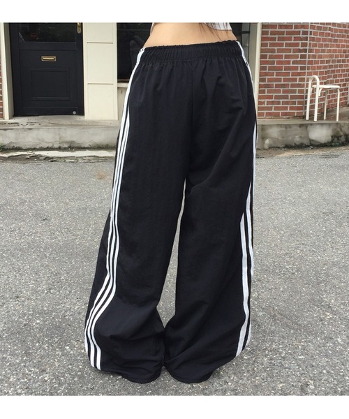 modimood（モディムード）の「プレイングナイロンオーバーパンツ（その他パンツ・レディース・ブラック・FREE）」の6枚目の写真
