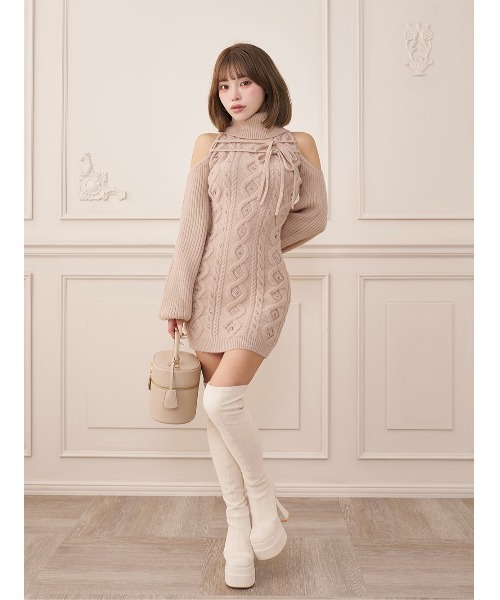 Darich(ダーリッチ)の「ダブルリボンビジューケーブルニットミニワンピース(ワンピース・レディース・ベージュ/ブラック/ホワイト・FREE)」の9枚目の写真