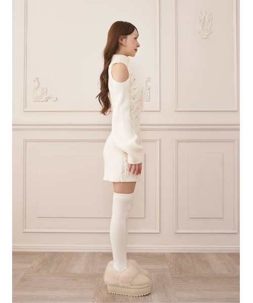 Darich(ダーリッチ)の「ダブルリボンビジューケーブルニットミニワンピース(ワンピース・レディース・ベージュ/ブラック/ホワイト・FREE)」の6枚目の写真