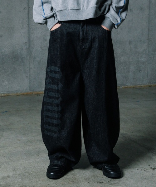 ALAND（エーランド）の「ALAND×UMBRO／フェードレターロゴパンツ（デニムパンツ・メンズ・ブラック/ブルー・LARGE/MEDIUM）」の2枚目の写真
