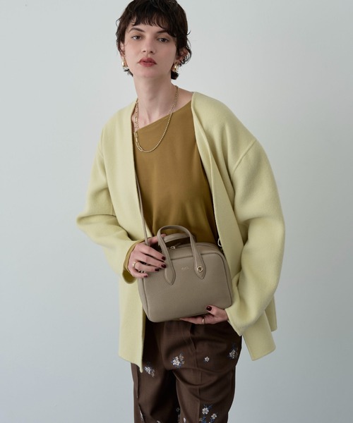 Beau're(ヴュレ)の「BEAURE カウレザー スクエア ミニボストン型 ショルダーバッグ(ボストンバッグ・レディース・モカ/ブラック/シルバー・FREE)」の12枚目の写真