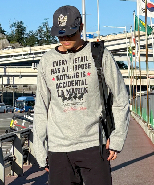 FABULOUS ARCHIVE(ファビュラスアーカイブ)の「ホースレタリング フィンガーホール ヘンリーネック メランジグレー(FCG3TS957M)(Tシャツ/カットソー・レディース・ライトグレー・LARGE/MEDIUM)」の2枚目の写真