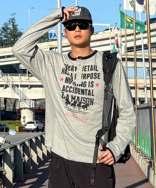 FABULOUS ARCHIVE(ファビュラスアーカイブ)の「ホースレタリング フィンガーホール ヘンリーネック メランジグレー(FCG3TS957M)(Tシャツ/カットソー・レディース・ライトグレー・LARGE/MEDIUM)」の3枚目の写真