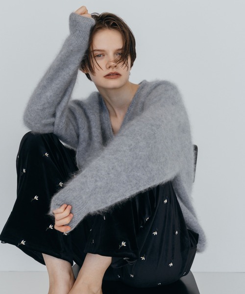CREDONA(クレドナ)の「MINK FINISH V-NECK KNIT TOP/ミンクフィニッシュVネックニットトップス(ニット/セーター・レディース・イエロー/ピンク/ブラウン/グレー・FREE)」の7枚目の写真