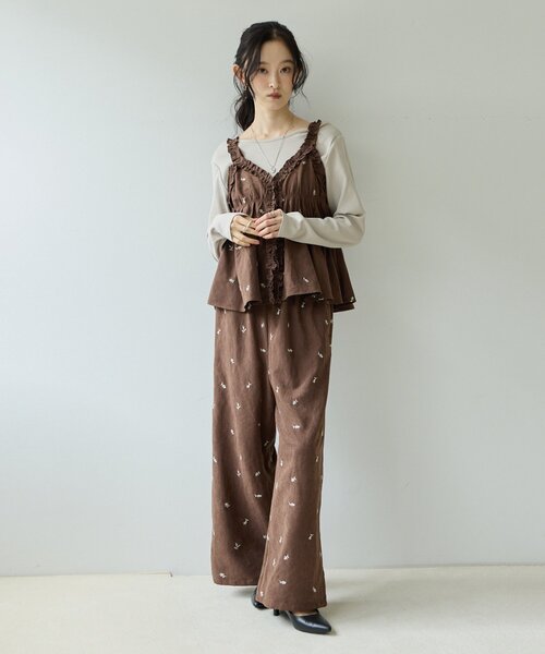 DISCOAT(ディスコート)の「【2点セット/Noka】ピーチ起毛花柄刺繍セットアップ《WEB限定》(サロペット/オーバーオール・レディース・チャコールグレー/ブラック/ブラウン・FREE)」の3枚目の写真