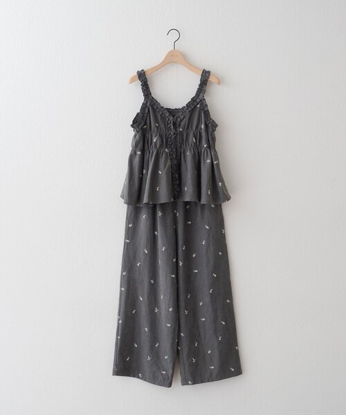 DISCOAT(ディスコート)の「【2点セット/Noka】ピーチ起毛花柄刺繍セットアップ《WEB限定》(サロペット/オーバーオール・レディース・チャコールグレー/ブラック/ブラウン・FREE)」の2枚目の写真