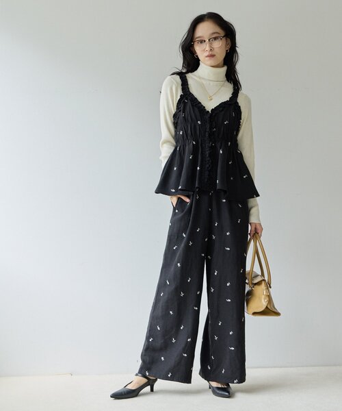 DISCOAT(ディスコート)の「【2点セット/Noka】ピーチ起毛花柄刺繍セットアップ《WEB限定》(サロペット/オーバーオール・レディース・チャコールグレー/ブラック/ブラウン・FREE)」の1枚目の写真