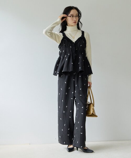 DISCOAT(ディスコート)の「【2点セット/Noka】ピーチ起毛花柄刺繍セットアップ《WEB限定》(サロペット/オーバーオール・レディース・チャコールグレー/ブラック/ブラウン・FREE)」の4枚目の写真
