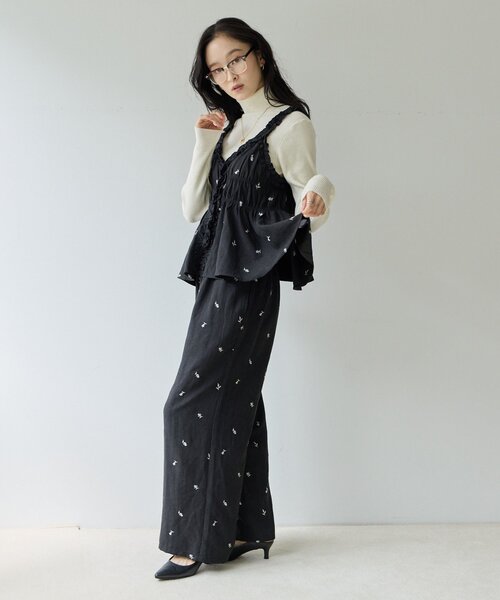 DISCOAT(ディスコート)の「【2点セット/Noka】ピーチ起毛花柄刺繍セットアップ《WEB限定》(サロペット/オーバーオール・レディース・チャコールグレー/ブラック/ブラウン・FREE)」の5枚目の写真