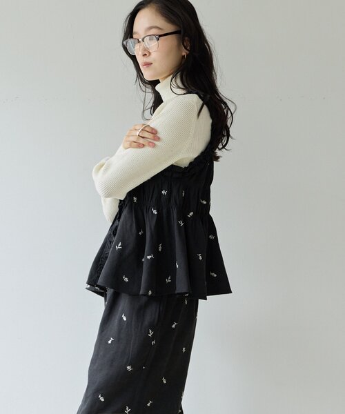 DISCOAT(ディスコート)の「【2点セット/Noka】ピーチ起毛花柄刺繍セットアップ《WEB限定》(サロペット/オーバーオール・レディース・チャコールグレー/ブラック/ブラウン・FREE)」の6枚目の写真