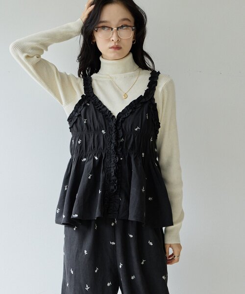 DISCOAT(ディスコート)の「【2点セット/Noka】ピーチ起毛花柄刺繍セットアップ《WEB限定》(サロペット/オーバーオール・レディース・チャコールグレー/ブラック/ブラウン・FREE)」の7枚目の写真
