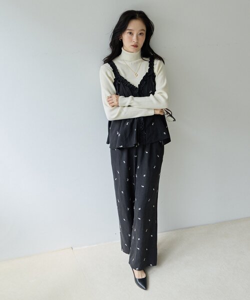 DISCOAT(ディスコート)の「【2点セット/Noka】ピーチ起毛花柄刺繍セットアップ《WEB限定》(サロペット/オーバーオール・レディース・チャコールグレー/ブラック/ブラウン・FREE)」の9枚目の写真