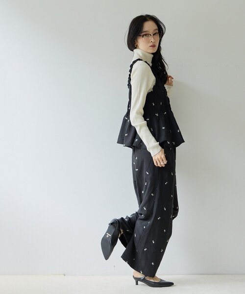 DISCOAT(ディスコート)の「【2点セット/Noka】ピーチ起毛花柄刺繍セットアップ《WEB限定》(サロペット/オーバーオール・レディース・チャコールグレー/ブラック/ブラウン・FREE)」の10枚目の写真