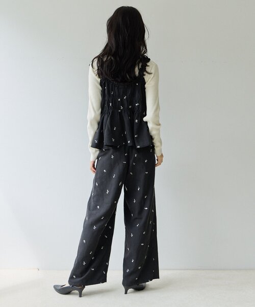 DISCOAT(ディスコート)の「【2点セット/Noka】ピーチ起毛花柄刺繍セットアップ《WEB限定》(サロペット/オーバーオール・レディース・チャコールグレー/ブラック/ブラウン・FREE)」の14枚目の写真