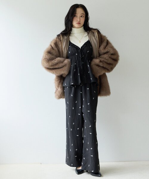 DISCOAT(ディスコート)の「【2点セット/Noka】ピーチ起毛花柄刺繍セットアップ《WEB限定》(サロペット/オーバーオール・レディース・チャコールグレー/ブラック/ブラウン・FREE)」の21枚目の写真