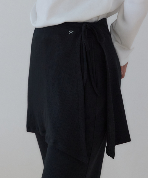 OURHOPE（アワーホープ）の「COMFY レイヤードスカートパンツ - ブラック（その他パンツ・レディース・ブラック・ONE SIZE）」の3枚目の写真