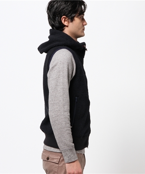 FREDY&GLOSTER（フレディアンドグロスター）の「ボアフリースベスト（その他アウター・メンズ・ブラウン/ネイビー・L/M）」の3枚目の写真