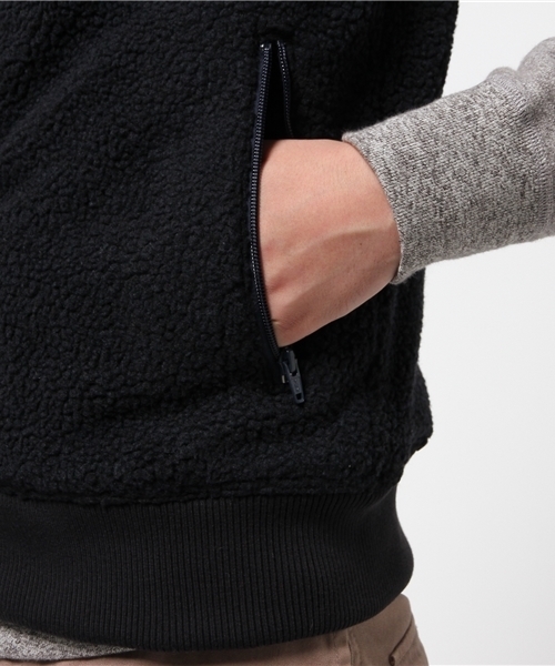 FREDY&GLOSTER（フレディアンドグロスター）の「ボアフリースベスト（その他アウター・メンズ・ブラウン/ネイビー・L/M）」の8枚目の写真