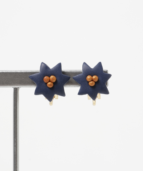 TONE SELECT GOODS(トーンセレクトグッズ)の「【atelier*mio】星の花 earring(イヤリング・レディース・ホワイト/チェリーレッド/ブラック/ネイビー・FREE)」の3枚目の写真