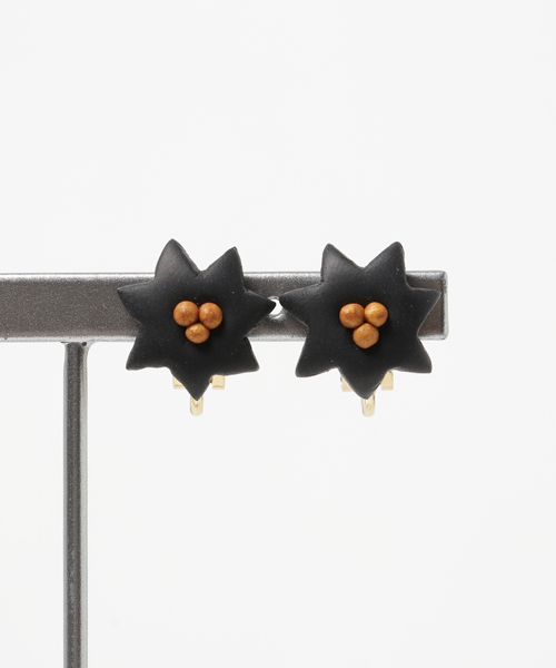 TONE SELECT GOODS(トーンセレクトグッズ)の「【atelier*mio】星の花 earring(イヤリング・レディース・ホワイト/チェリーレッド/ブラック/ネイビー・FREE)」の2枚目の写真