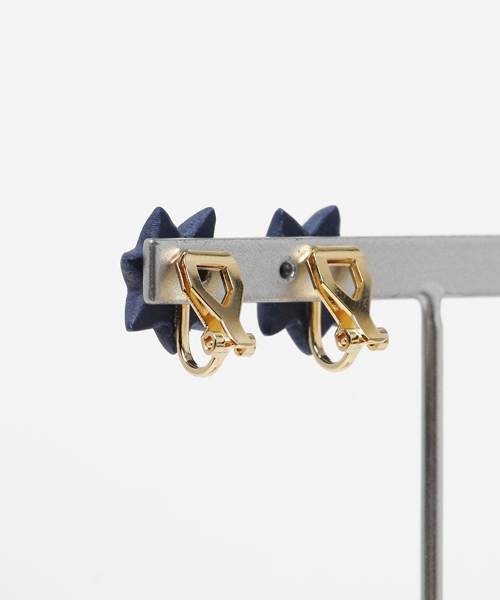 TONE SELECT GOODS(トーンセレクトグッズ)の「【atelier*mio】星の花 earring(イヤリング・レディース・ホワイト/チェリーレッド/ブラック/ネイビー・FREE)」の5枚目の写真