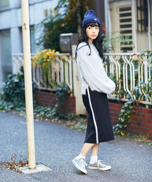 apres jour（アプレジュール）の「ふわふわラメシャギーニット