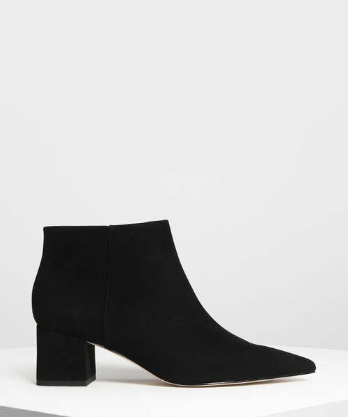 CHARLES & KEITH(チャールズ & キース)の「クラシックポインテッドアンクルブーツ / Classic Pointed Ankle Boots(ブーツ・レディース・ブラック/グリーン系その他・23cm/23.5cm/24.5cm/25cm/25.5cm)」の1枚目の写真