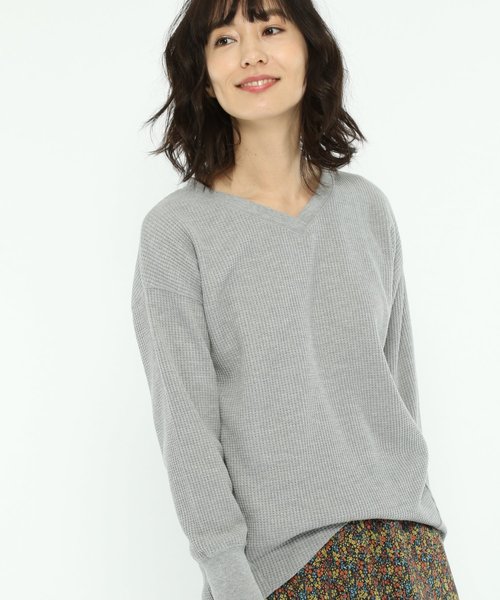 LAKOLE（ラコレ）の「ストレッチワッフルVネックプルオーバー / LAKOLE（Tシャツ/カットソー・レディース・ブラック/ベージュ/グレー/オフホワイト/ピンク/ブルー・SMALL/MEDIUM）」の4枚目の写真