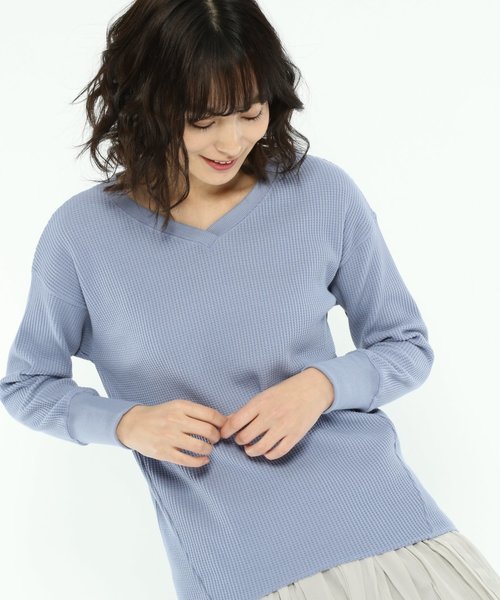 LAKOLE（ラコレ）の「ストレッチワッフルVネックプルオーバー / LAKOLE（Tシャツ/カットソー・レディース・ブラック/ベージュ/グレー/オフホワイト/ピンク/ブルー・SMALL/MEDIUM）」の6枚目の写真