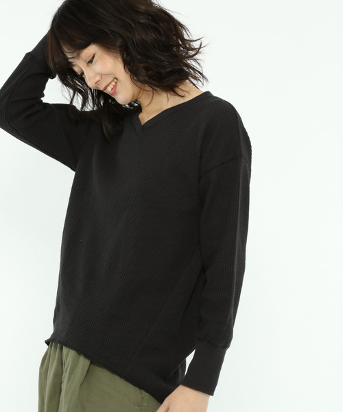 LAKOLE（ラコレ）の「ストレッチワッフルVネックプルオーバー / LAKOLE（Tシャツ/カットソー・レディース・ブラック/ベージュ/グレー/オフホワイト/ピンク/ブルー・SMALL/MEDIUM）」の3枚目の写真
