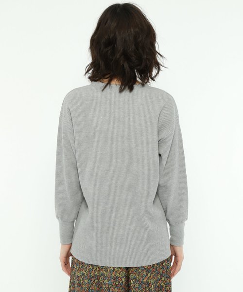LAKOLE（ラコレ）の「ストレッチワッフルVネックプルオーバー / LAKOLE（Tシャツ/カットソー・レディース・ブラック/ベージュ/グレー/オフホワイト/ピンク/ブルー・SMALL/MEDIUM）」の16枚目の写真