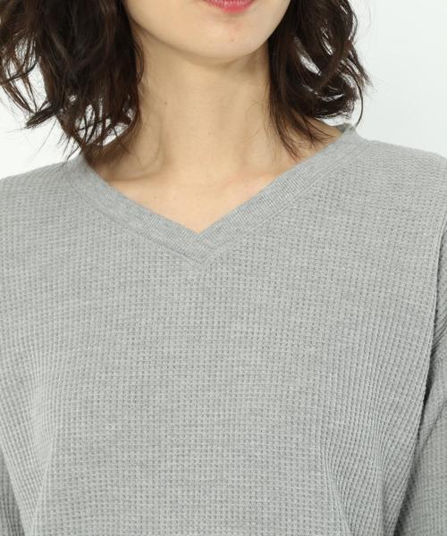 LAKOLE（ラコレ）の「ストレッチワッフルVネックプルオーバー / LAKOLE（Tシャツ/カットソー・レディース・ブラック/ベージュ/グレー/オフホワイト/ピンク/ブルー・SMALL/MEDIUM）」の17枚目の写真
