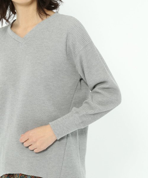 LAKOLE（ラコレ）の「ストレッチワッフルVネックプルオーバー / LAKOLE（Tシャツ/カットソー・レディース・ブラック/ベージュ/グレー/オフホワイト/ピンク/ブルー・SMALL/MEDIUM）」の18枚目の写真