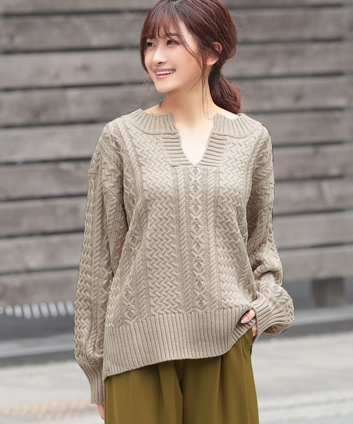 Ninarobe(ニーナローブ)の「ケーブル編みキーネックざっくりニット(ニット/セーター)」|ベージュ