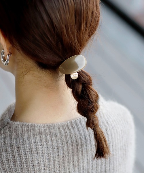 ANEMONE（アネモネ）の「シックカラーの艶めきオーバルヘアゴム（ヘアゴム・レディース・ブラウン/グレー/ブラック/ブルー・FREE）」の3枚目の写真