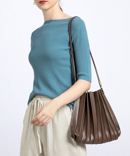 SMILE ORCHID(スマイルオーキッド)の「プリーツショルダーバッグ(トートバッグ・レディース・ブラウン/アイボリー/ベージュ/キャメル/ブラック・FREE)」の4枚目の写真