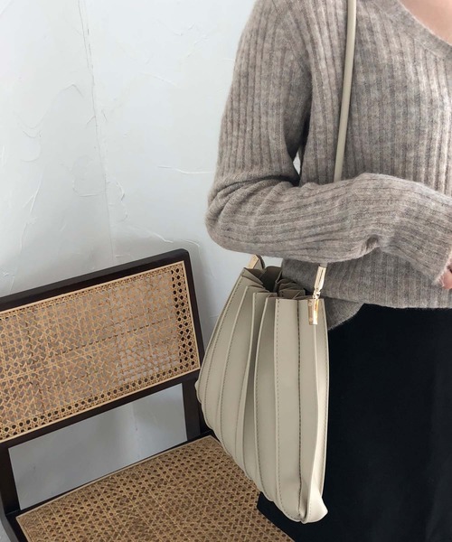 SMILE ORCHID(スマイルオーキッド)の「プリーツショルダーバッグ(トートバッグ・レディース・ブラウン/アイボリー/ベージュ/キャメル/ブラック・FREE)」の2枚目の写真