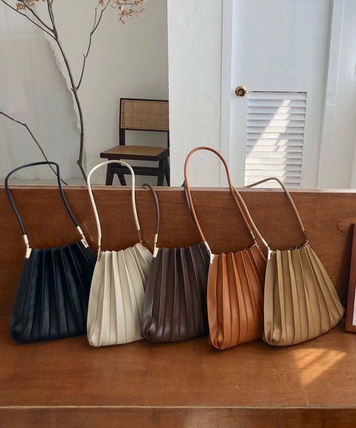 SMILE ORCHID(スマイルオーキッド)の「プリーツショルダーバッグ(トートバッグ・レディース・ブラウン/アイボリー/ベージュ/キャメル/ブラック・FREE)」の19枚目の写真