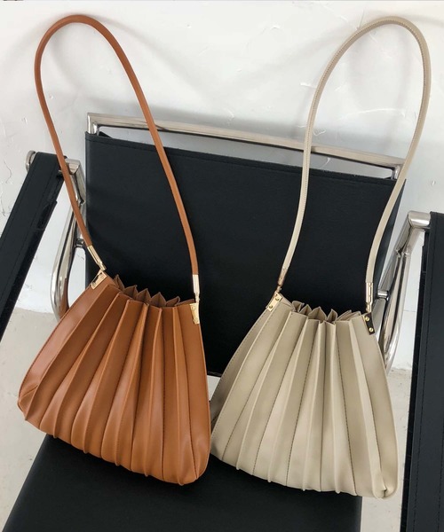 SMILE ORCHID(スマイルオーキッド)の「プリーツショルダーバッグ(トートバッグ・レディース・ブラウン/アイボリー/ベージュ/キャメル/ブラック・FREE)」の17枚目の写真