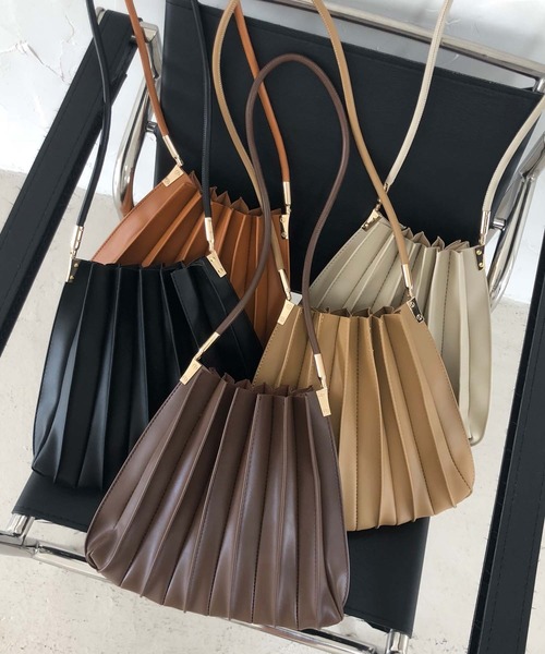 SMILE ORCHID(スマイルオーキッド)の「プリーツショルダーバッグ(トートバッグ・レディース・ブラウン/アイボリー/ベージュ/キャメル/ブラック・FREE)」の15枚目の写真