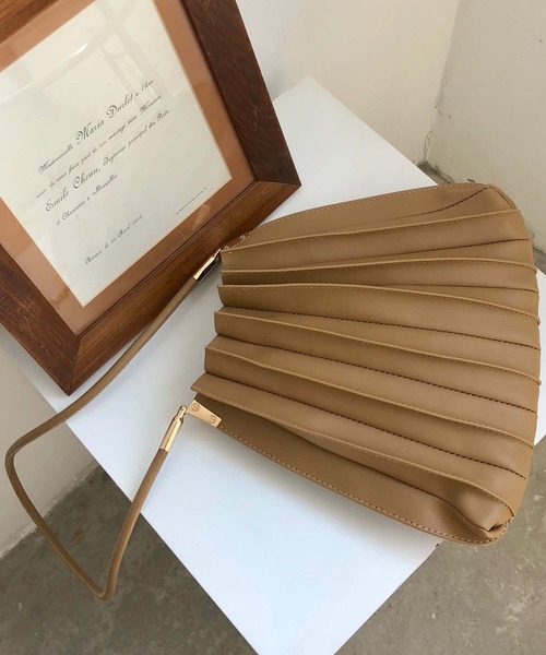 SMILE ORCHID(スマイルオーキッド)の「プリーツショルダーバッグ(トートバッグ・レディース・ブラウン/アイボリー/ベージュ/キャメル/ブラック・FREE)」の16枚目の写真