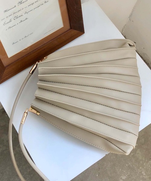 SMILE ORCHID(スマイルオーキッド)の「プリーツショルダーバッグ(トートバッグ・レディース・ブラウン/アイボリー/ベージュ/キャメル/ブラック・FREE)」の21枚目の写真